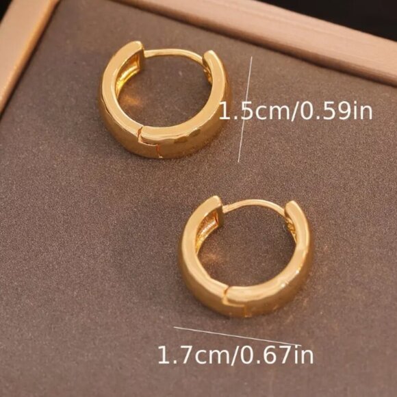 NEW Gold tone hammered finish small Huggies hoop earrings - Picture 2 of 3